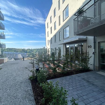 Newly Built Bright Apartment, Close To Everything If You Want To Visit Stockholm, You Will Find The Perfect Accommodation Here! Ferry Line 80 Makes It Very Convenient And Easy To Get To The City Center Nacka Dış mekan fotoğraf