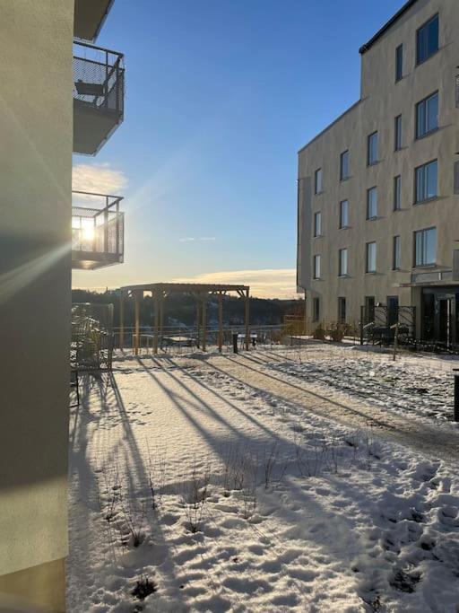 Newly Built Bright Apartment, Close To Everything If You Want To Visit Stockholm, You Will Find The Perfect Accommodation Here! Ferry Line 80 Makes It Very Convenient And Easy To Get To The City Center Nacka Dış mekan fotoğraf