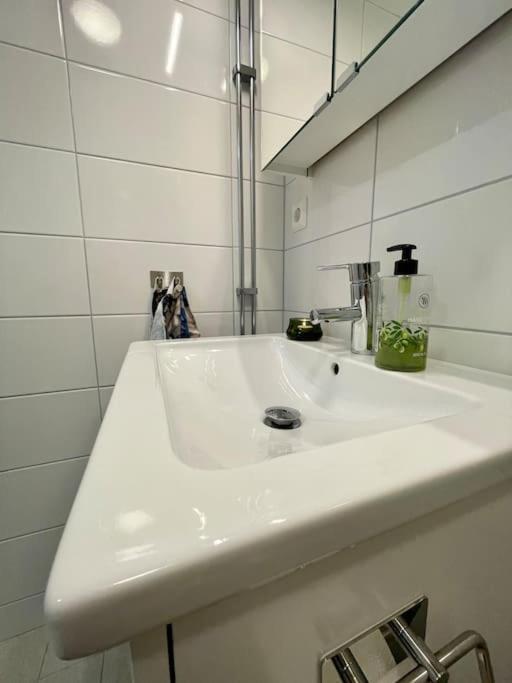 Newly Built Bright Apartment, Close To Everything If You Want To Visit Stockholm, You Will Find The Perfect Accommodation Here! Ferry Line 80 Makes It Very Convenient And Easy To Get To The City Center Nacka Dış mekan fotoğraf