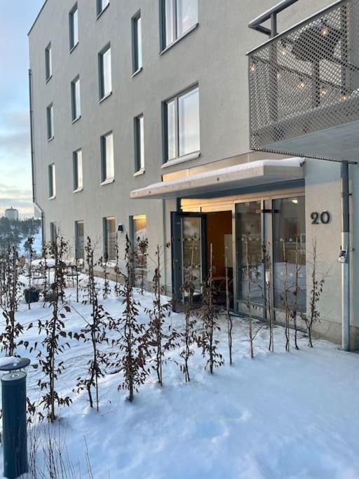 Newly Built Bright Apartment, Close To Everything If You Want To Visit Stockholm, You Will Find The Perfect Accommodation Here! Ferry Line 80 Makes It Very Convenient And Easy To Get To The City Center Nacka Dış mekan fotoğraf