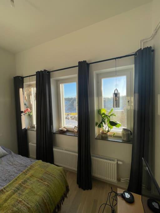 Newly Built Bright Apartment, Close To Everything If You Want To Visit Stockholm, You Will Find The Perfect Accommodation Here! Ferry Line 80 Makes It Very Convenient And Easy To Get To The City Center Nacka Dış mekan fotoğraf