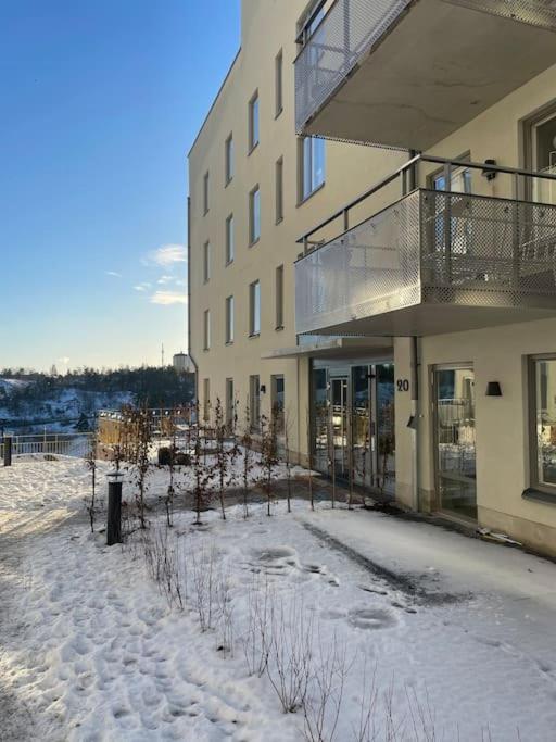 Newly Built Bright Apartment, Close To Everything If You Want To Visit Stockholm, You Will Find The Perfect Accommodation Here! Ferry Line 80 Makes It Very Convenient And Easy To Get To The City Center Nacka Dış mekan fotoğraf