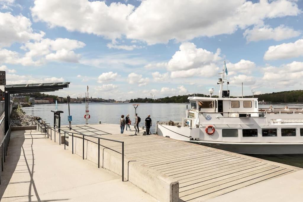 Newly Built Bright Apartment, Close To Everything If You Want To Visit Stockholm, You Will Find The Perfect Accommodation Here! Ferry Line 80 Makes It Very Convenient And Easy To Get To The City Center Nacka Dış mekan fotoğraf