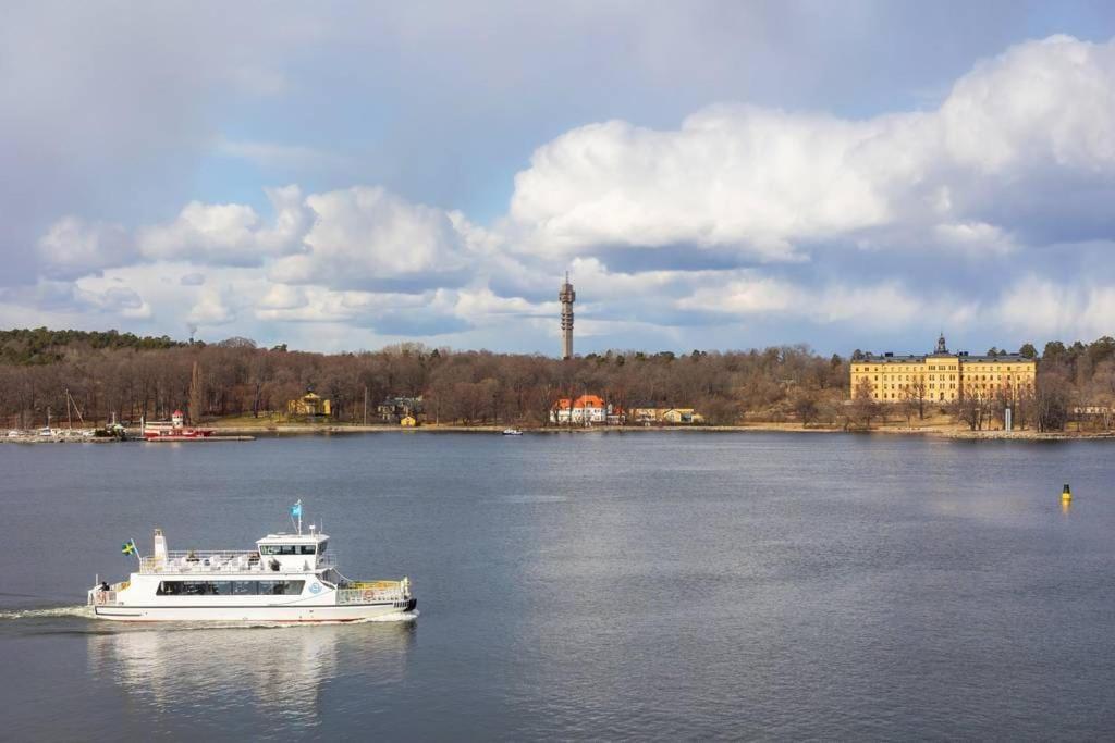 Newly Built Bright Apartment, Close To Everything If You Want To Visit Stockholm, You Will Find The Perfect Accommodation Here! Ferry Line 80 Makes It Very Convenient And Easy To Get To The City Center Nacka Dış mekan fotoğraf