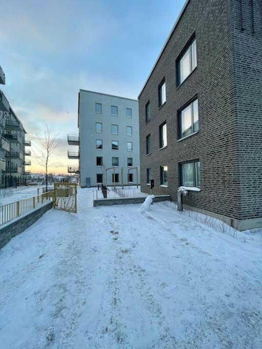 Newly Built Bright Apartment, Close To Everything If You Want To Visit Stockholm, You Will Find The Perfect Accommodation Here! Ferry Line 80 Makes It Very Convenient And Easy To Get To The City Center Nacka Dış mekan fotoğraf
