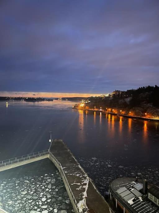 Newly Built Bright Apartment, Close To Everything If You Want To Visit Stockholm, You Will Find The Perfect Accommodation Here! Ferry Line 80 Makes It Very Convenient And Easy To Get To The City Center Nacka Dış mekan fotoğraf