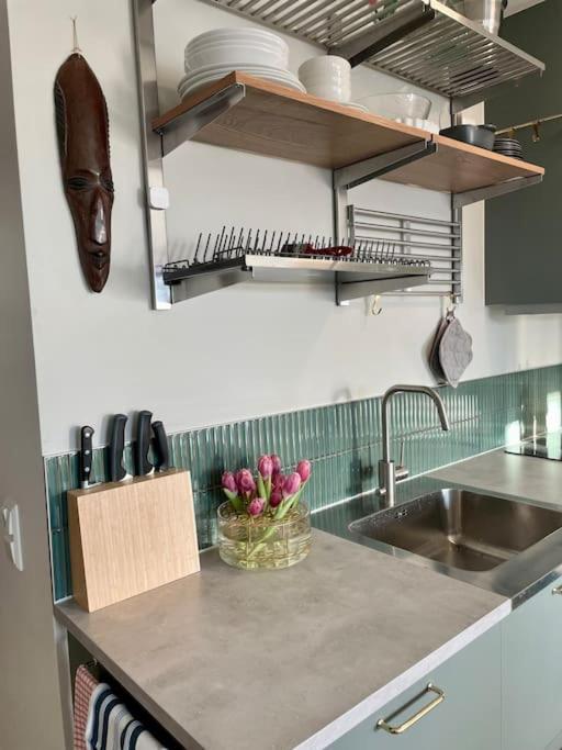 Newly Built Bright Apartment, Close To Everything If You Want To Visit Stockholm, You Will Find The Perfect Accommodation Here! Ferry Line 80 Makes It Very Convenient And Easy To Get To The City Center Nacka Dış mekan fotoğraf